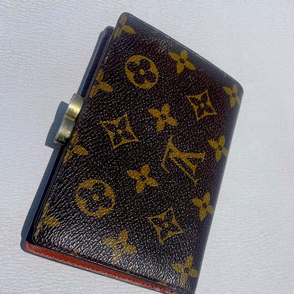 LV kisslock wallet